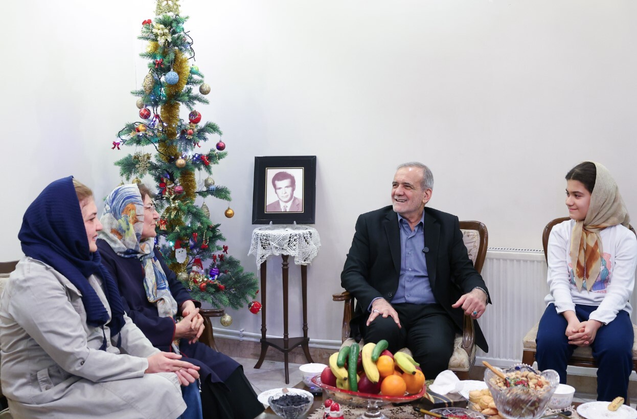 دیدار رئیس‌جمهور با خانواده دو شهید مسیحی دفاع مقدس