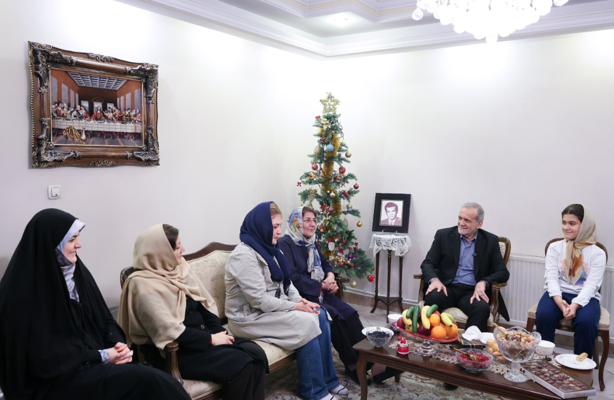 دیدار رئیس‌جمهور با خانواده دو شهید مسیحی دفاع مقدس