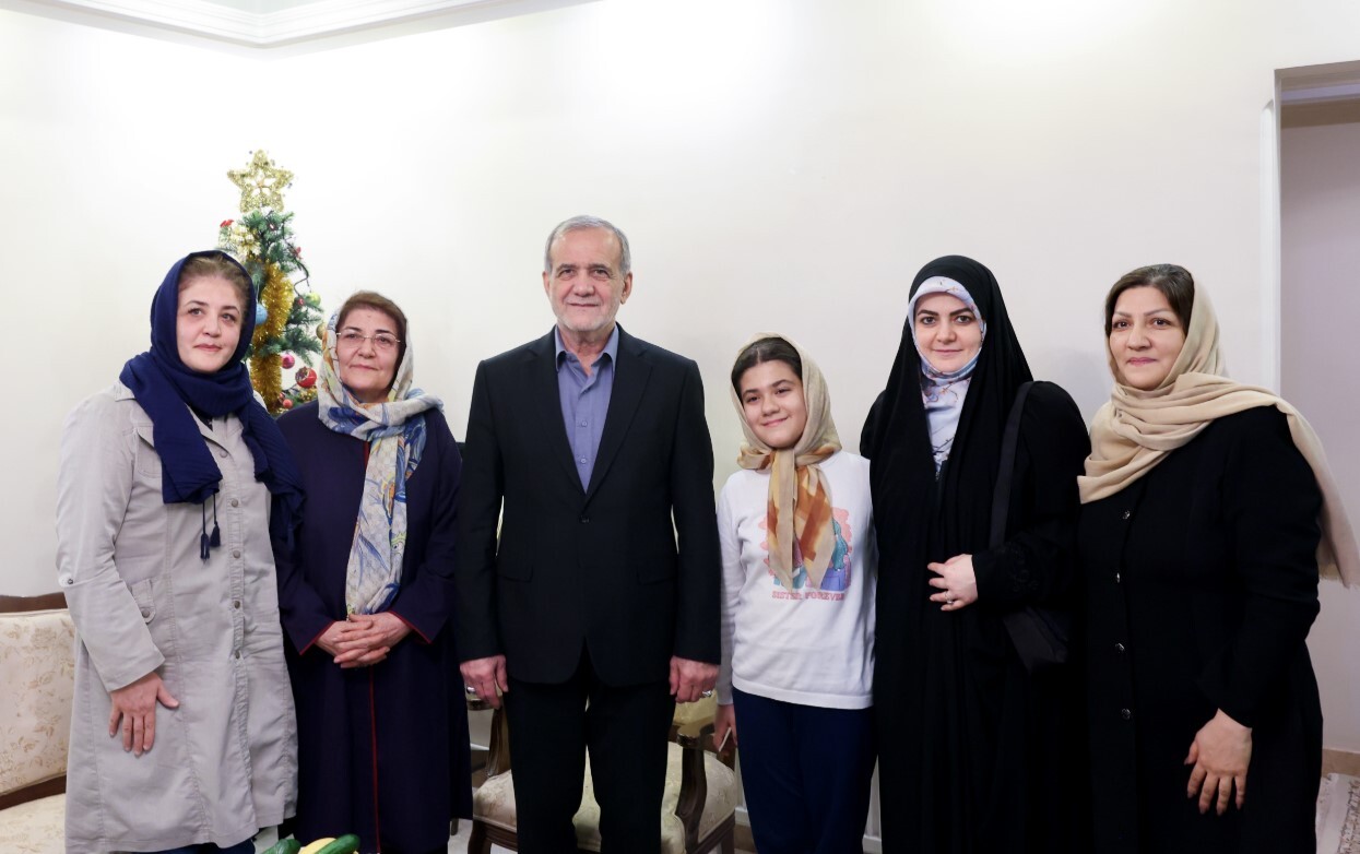 دیدار رئیس‌جمهور با خانواده دو شهید مسیحی دفاع مقدس