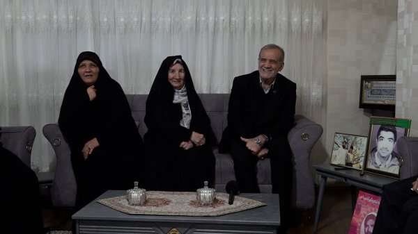 دیدار رئیس‌جمهور با خانواده سه شهید بجنوردی