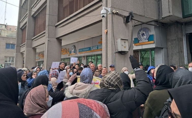 تجمع اعتراضی فرهنگیان بازنشسته مقابل وزارت آموزش و پرورش/ «پاداش با خسارت، جبران این جنایت»