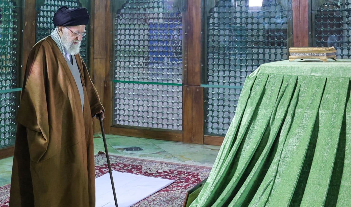 حضور رهبر انقلاب در حرم امام و گلزار شهدا
