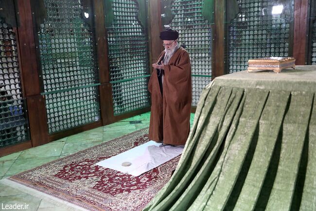 حضور رهبر انقلاب در حرم امام و گلزار شهدا