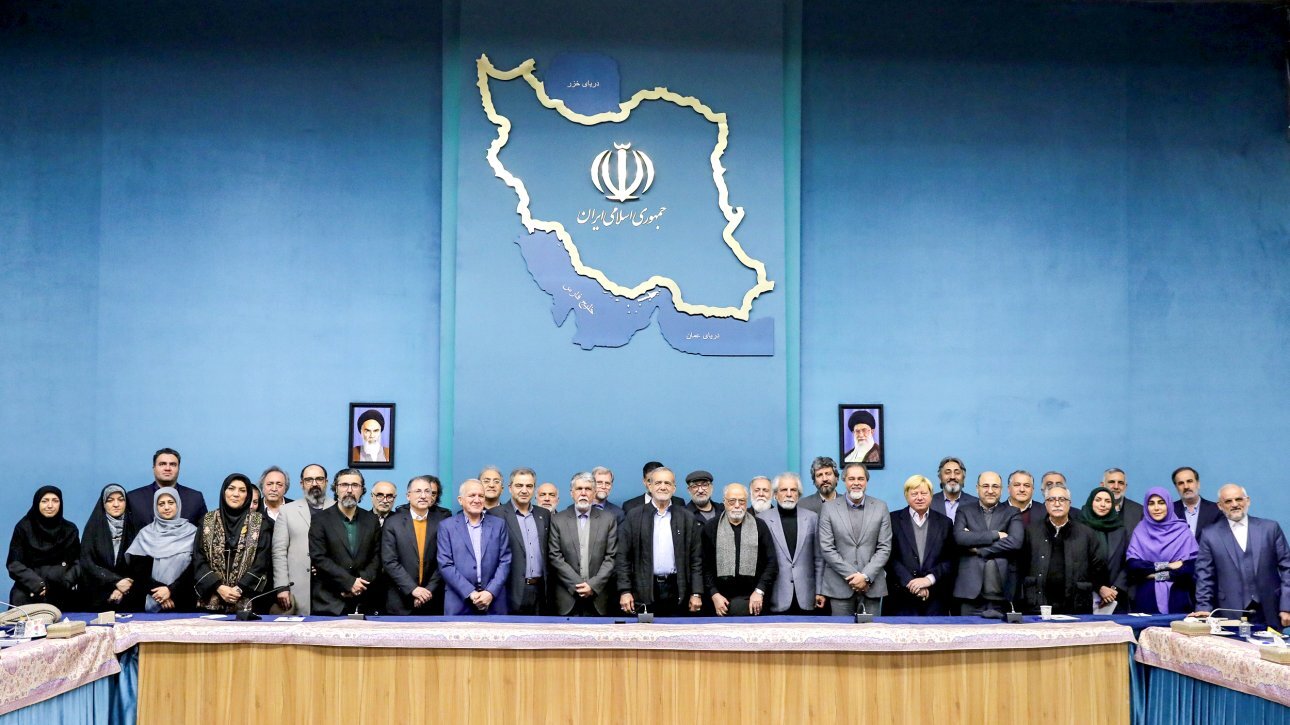 پزشکیان: چرا باید شرایط اقتصادی کشور‌های همسایه از ما بهتر باشد؟/ انتقاد از سانسور و درخواست رفع ممنوع‌الکاری هنرمندان