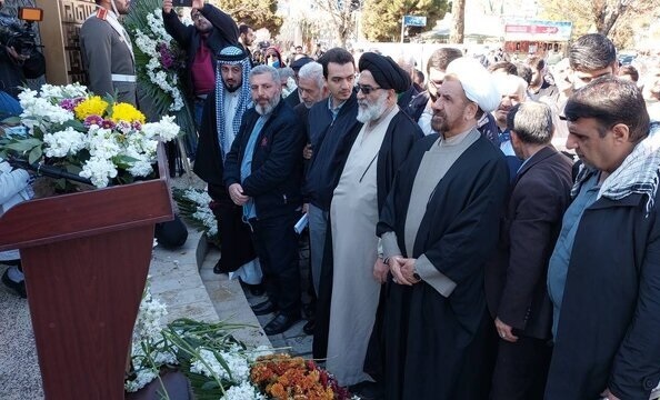 جایگاه جلوس امام در بهشت زهرا گلباران شد