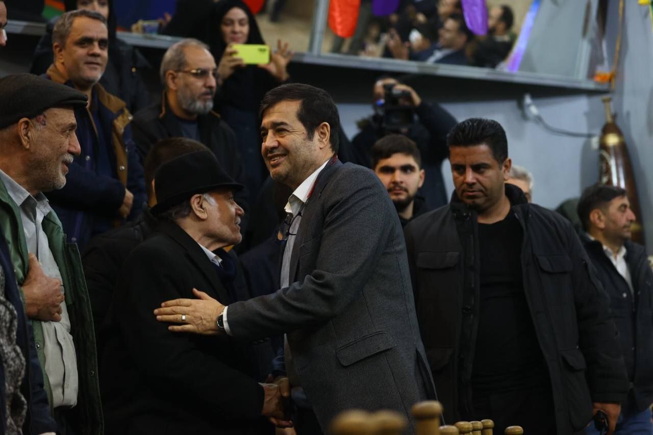 نواخته‌شدن زنگ انقلاب توسط وزیر ورزش +ویدیو