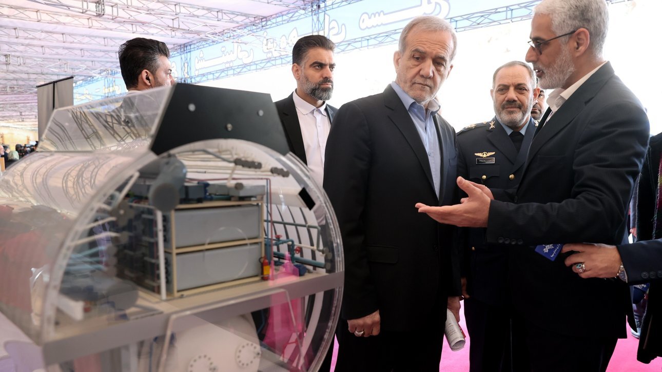 بازدید رئیس‌جمهور از نمایشگاه توانمندی‌های وزارت دفاع
