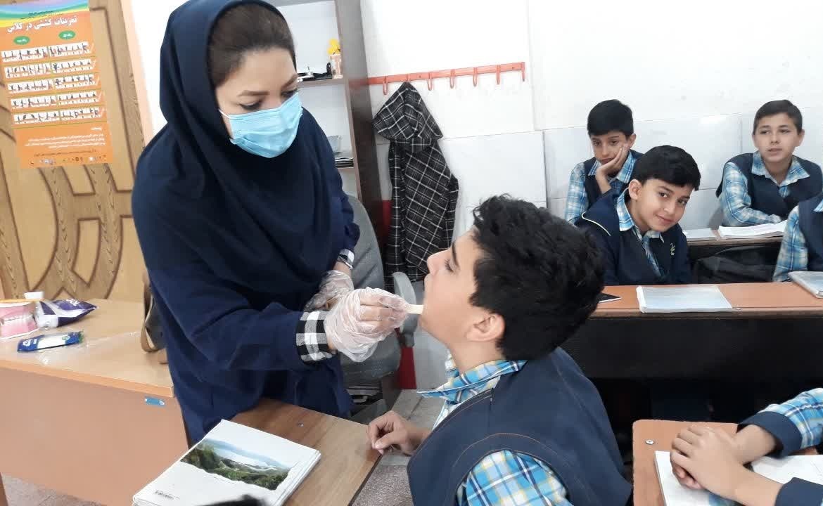 آموزش بهداشت دهان به دانش‌آموزان در مدارس