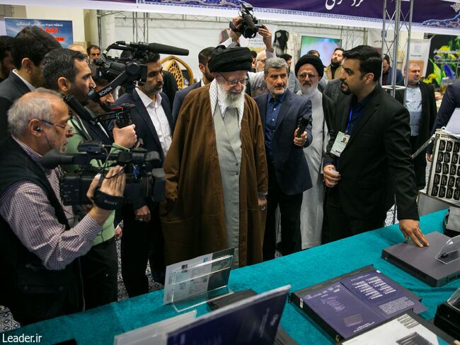 بازدید رهبر انقلاب از نمایشگاه دستاوردهای بخش خصوصی