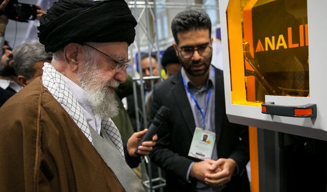 بازدید رهبر انقلاب از نمایشگاه دستاوردهای بخش خصوصی