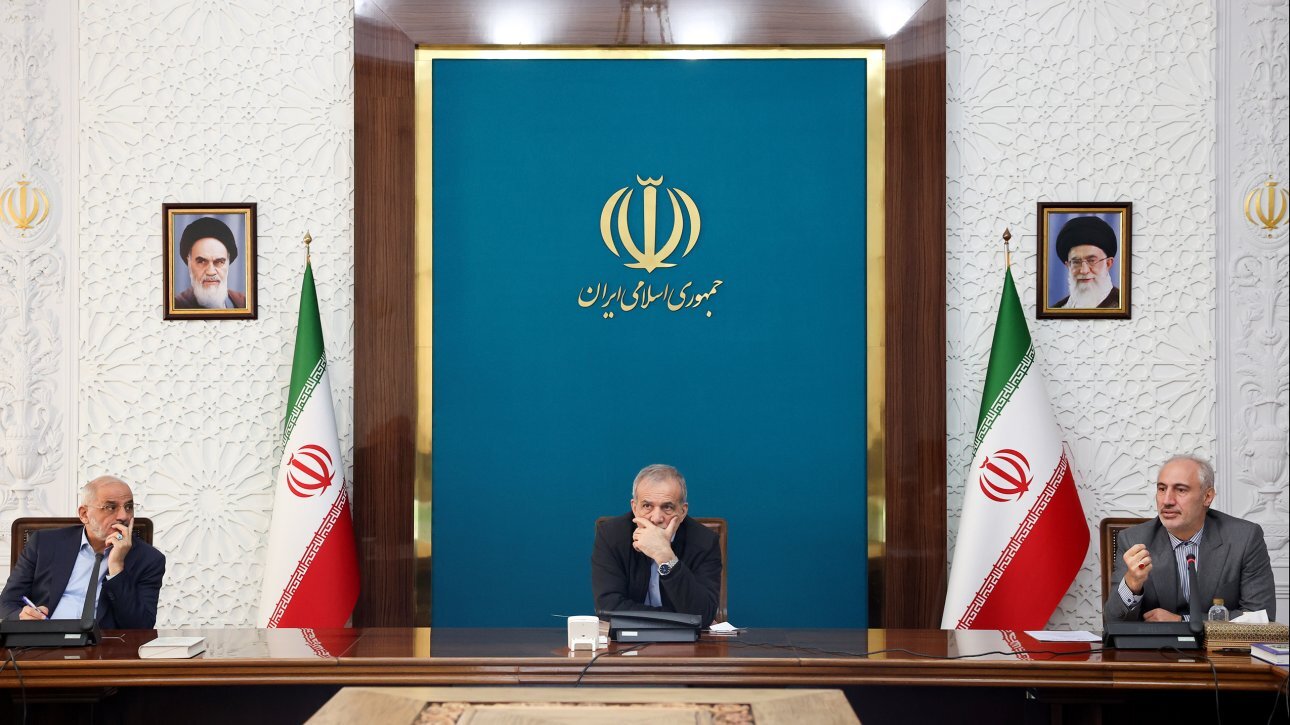 جلسه تسریع در احداث نیروگاه‌های برق خورشیدی/ پیام پزشکیان به سمپوزیوم بین‌المللی روابط عمومی