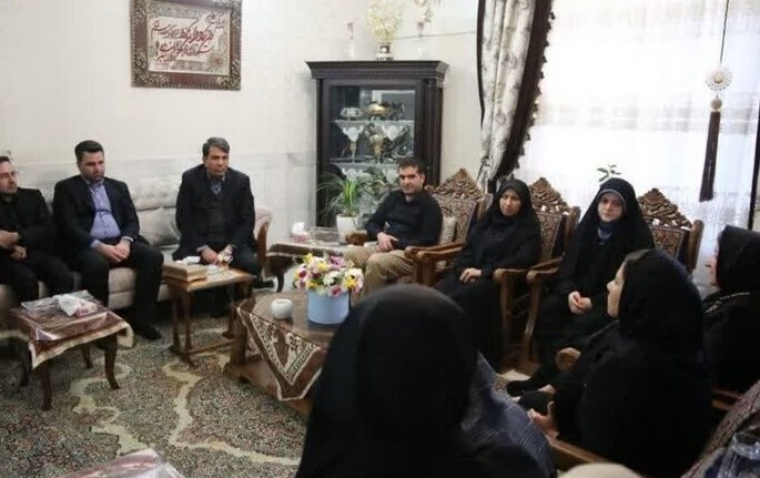 حضور دختر رییس‌جمهور در منزل خانواده‌های جانباختگان حادثه اتوبوس در کرمان