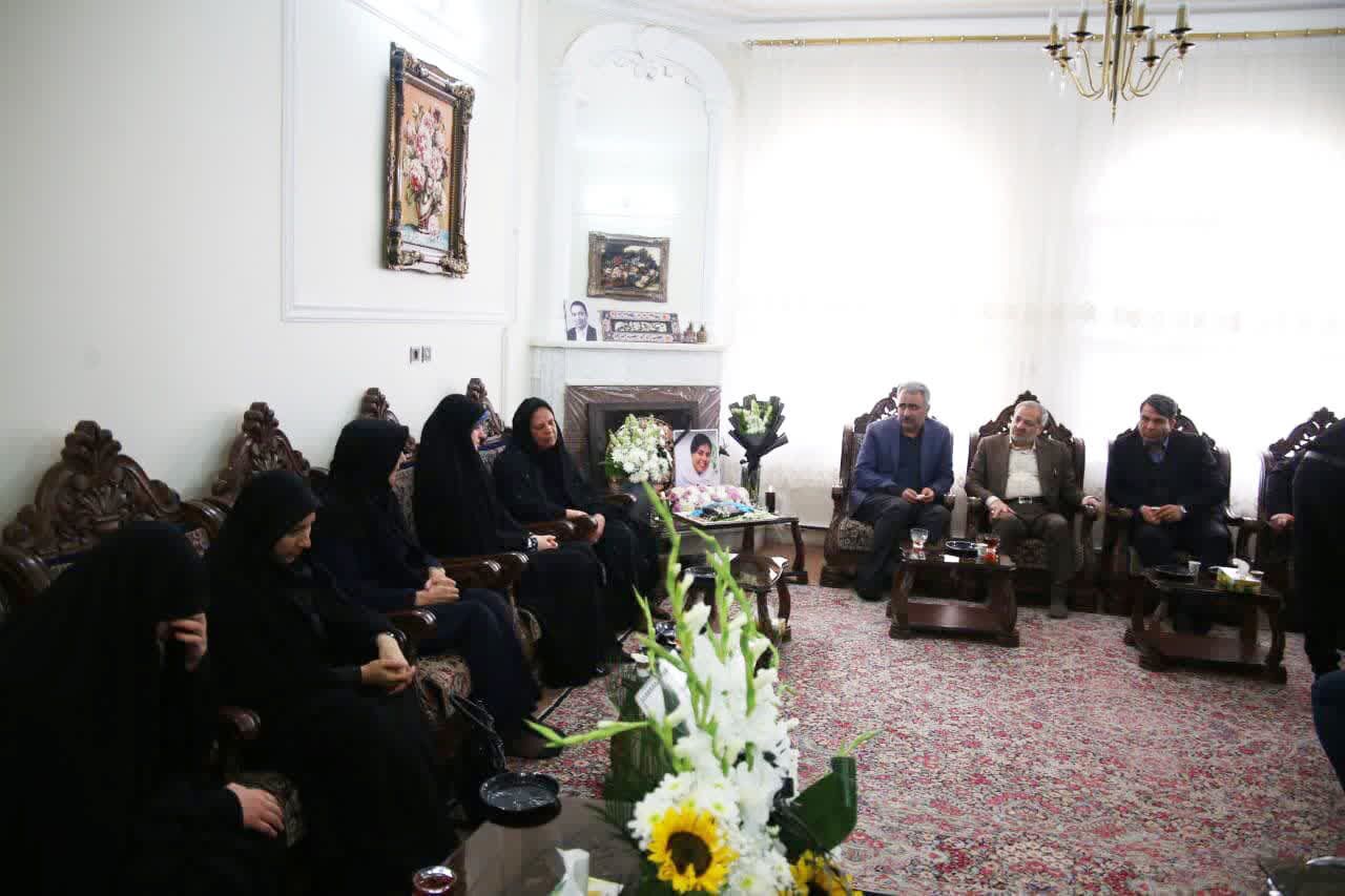 حضور دختر رییس‌جمهور در منزل خانواده‌های جانباختگان حادثه اتوبوس در کرمان