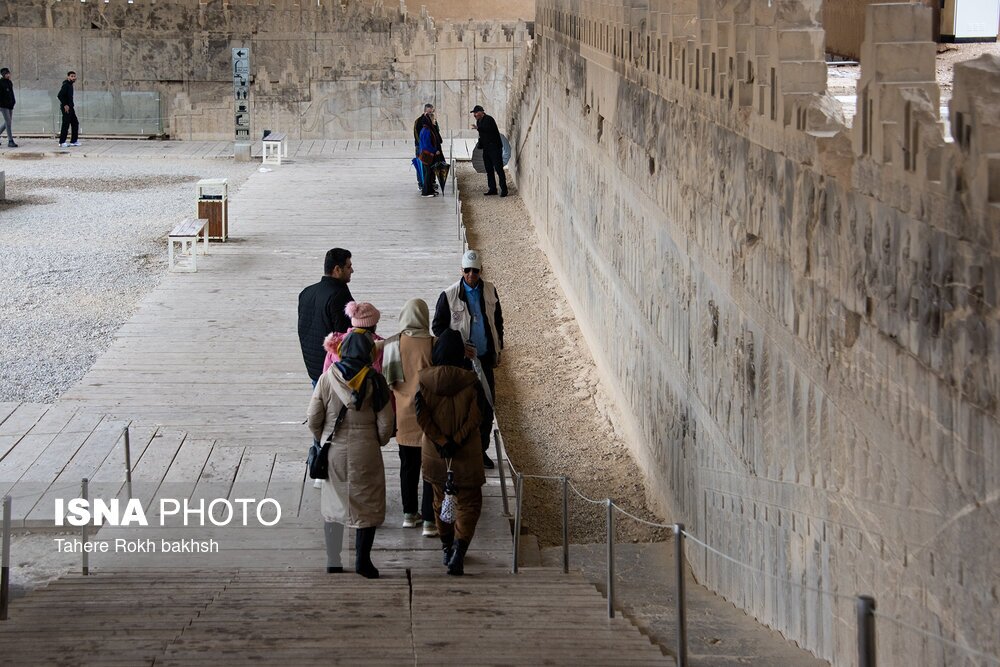 تخت‌جمشیدِ بارانی