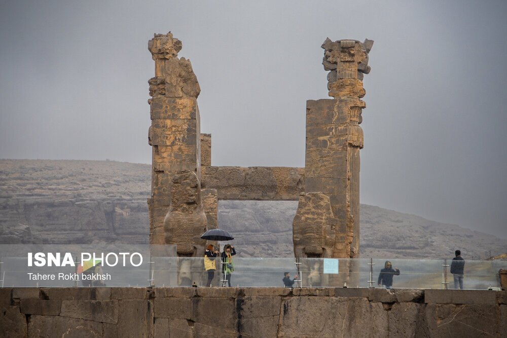 تخت‌جمشیدِ بارانی