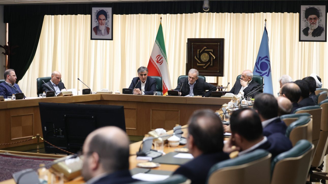 حضور پزشکیان در نشست مدیران بانک مرکزی
