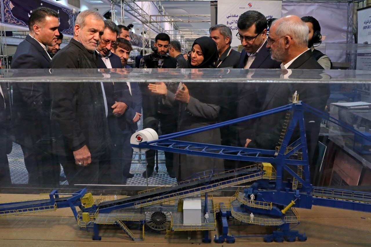 بازدید پزشکیان و ظریف از نمایشگاه «پیشگامان پیشرفت» +عکس
