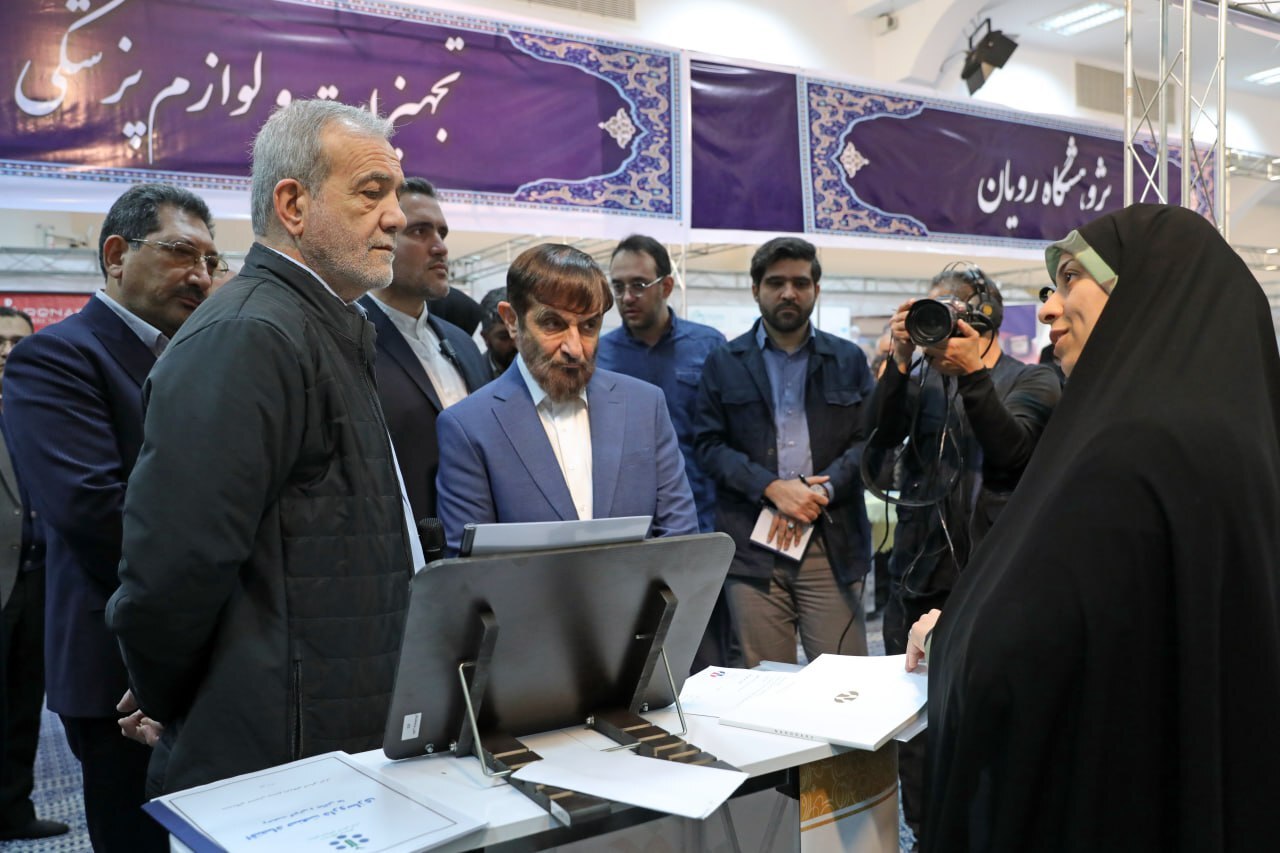 بازدید پزشکیان و ظریف از نمایشگاه «پیشگامان پیشرفت» +عکس