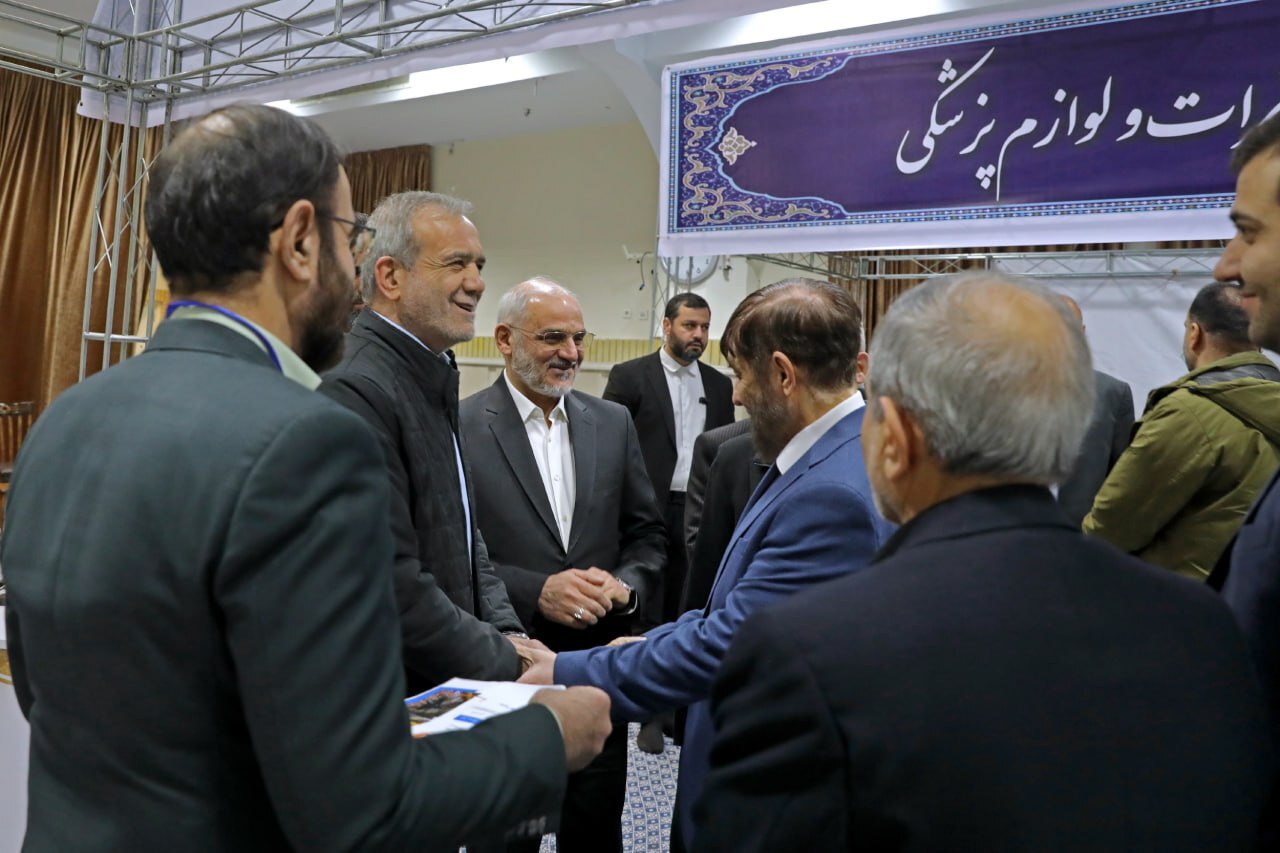 بازدید پزشکیان و ظریف از نمایشگاه «پیشگامان پیشرفت» +عکس