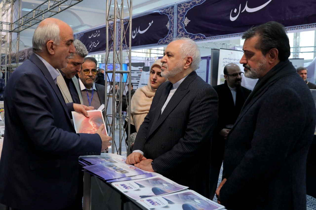 بازدید پزشکیان و ظریف از نمایشگاه «پیشگامان پیشرفت» +عکس