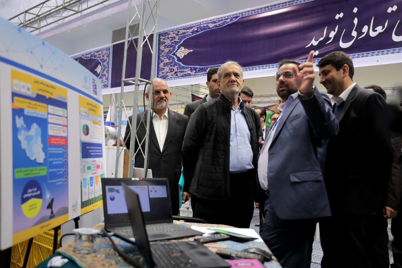 بازدید پزشکیان و ظریف از نمایشگاه «پیشگامان پیشرفت» +عکس