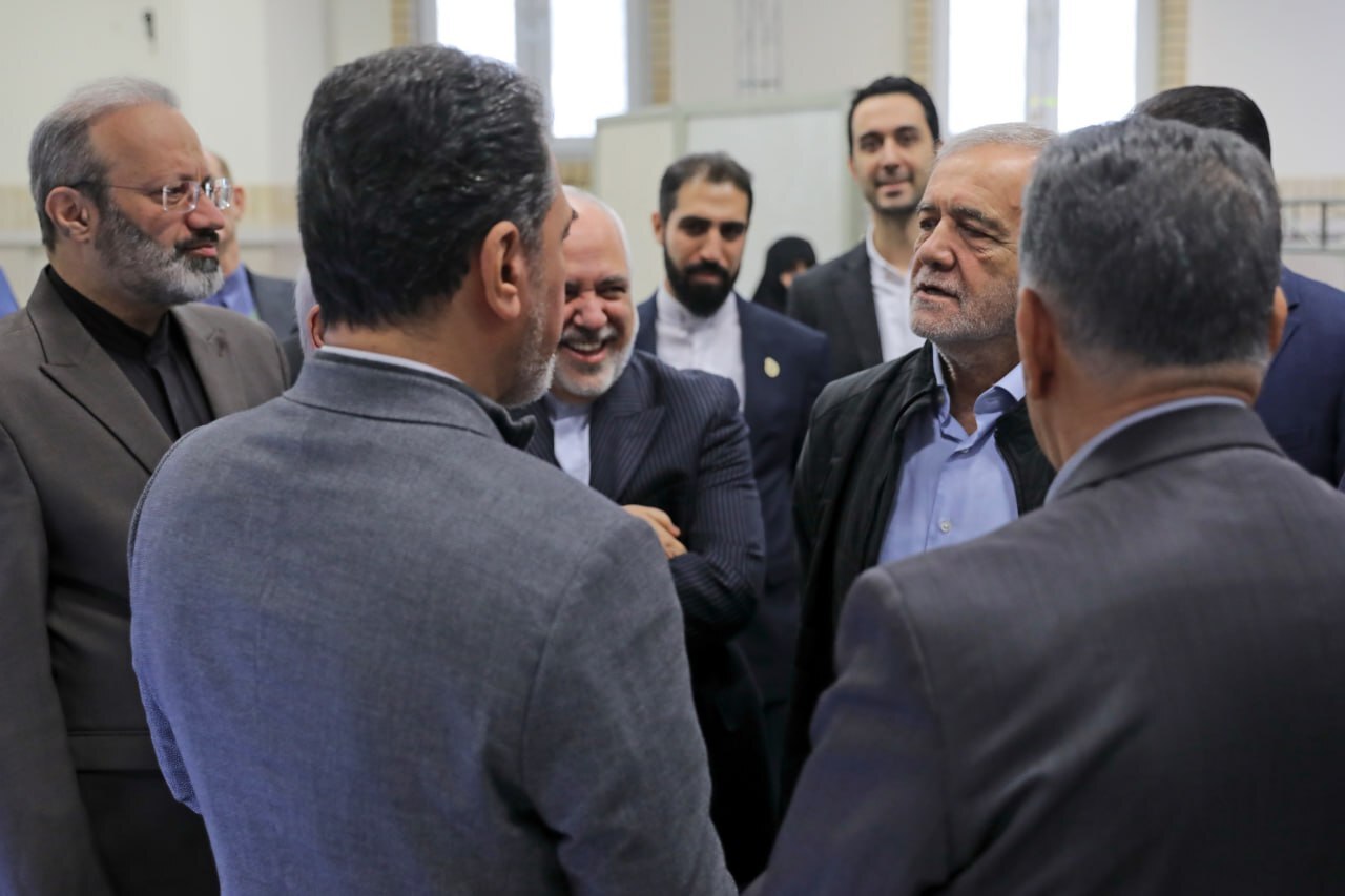بازدید پزشکیان و ظریف از نمایشگاه «پیشگامان پیشرفت» +عکس