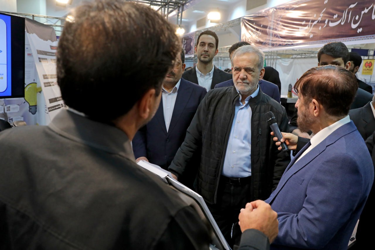 بازدید پزشکیان و ظریف از نمایشگاه «پیشگامان پیشرفت» +عکس