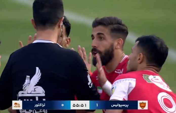 گزارش زنده: پرسپولیس ۱ - ۰ تراکتور/ اخراج و پایان نیمه‌اول +ویدیو