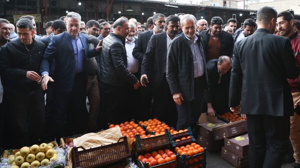 بازدید رئیس‌جمهور از میدان میوه و تره‌بار شهریار