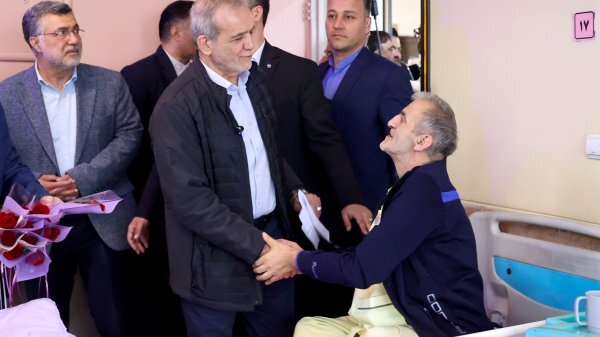 عیادت پزشکیان از جانبازان دوران دفاع مقدس عیادت پزشکیان از جانبازان دوران دفاع مقدس