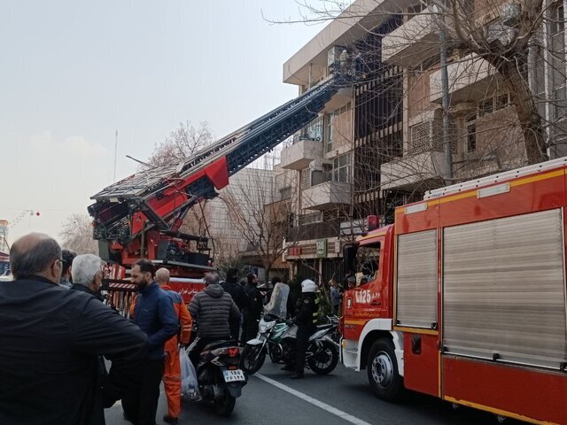 آتش‌سوزی در ساختمان اداری_تجاری/ هشدار درباره شرایط خیابان‌های انقلاب و جمهوری