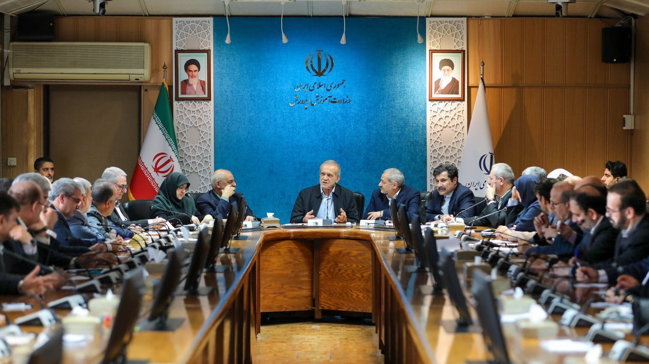 پزشکیان: چرا برخی کشور‌ها که از ما عقب‌تر بودند، جلو افتاده‌اند؟/ با زور نمی‌توان در جامعه تغییر ایجاد کرد