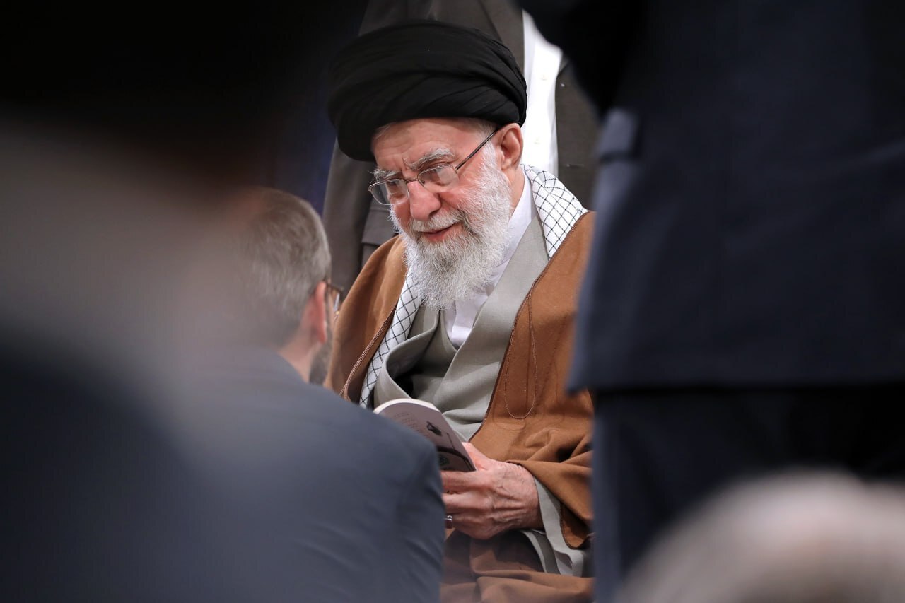 دیدار جمعی از شاعران و اهالی فرهنگ با رهبر انقلاب
