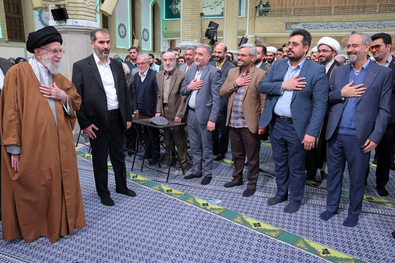 دیدار جمعی از شاعران و اهالی فرهنگ با رهبر انقلاب
