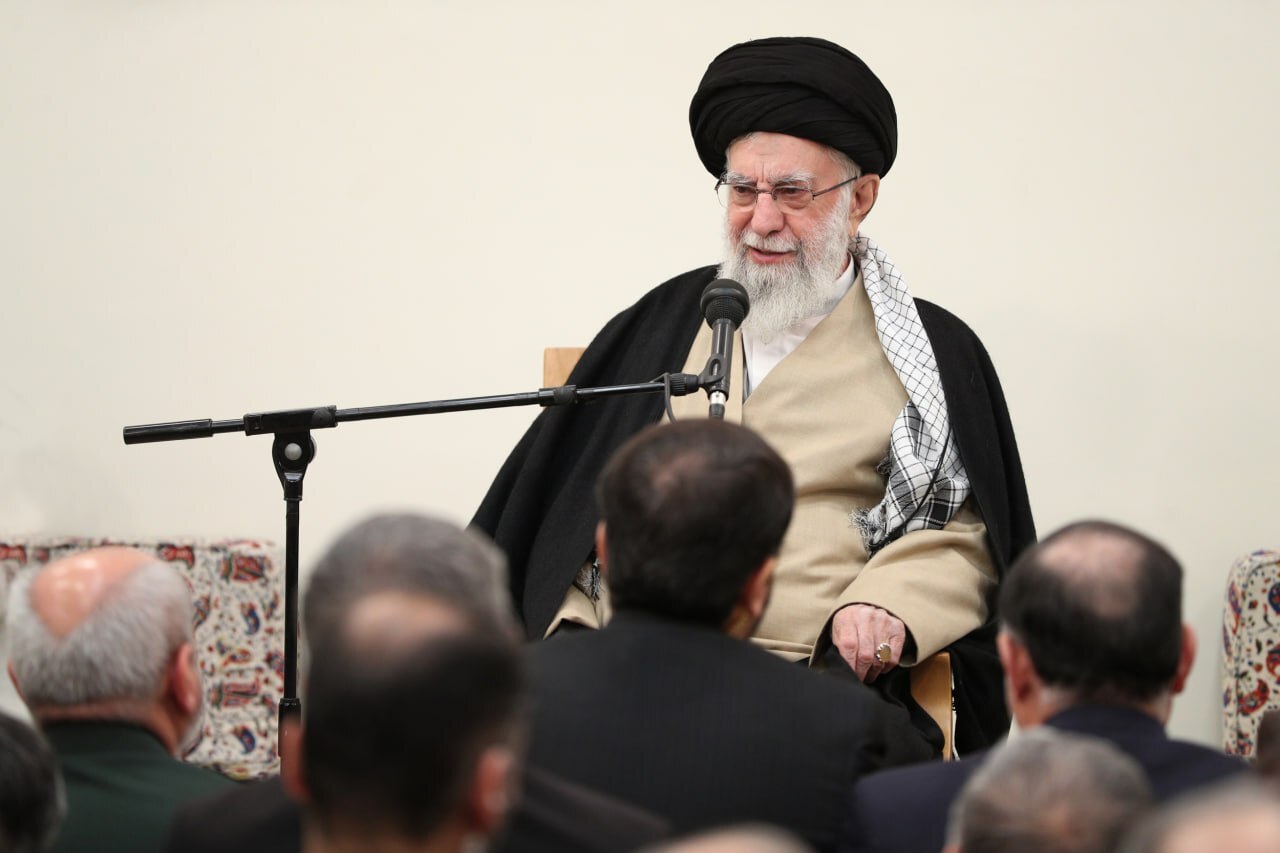 آیت‌الله خامنه‌ای: تنها راه‌حل مشکلات، پایبندی به مبانی انقلاب است
