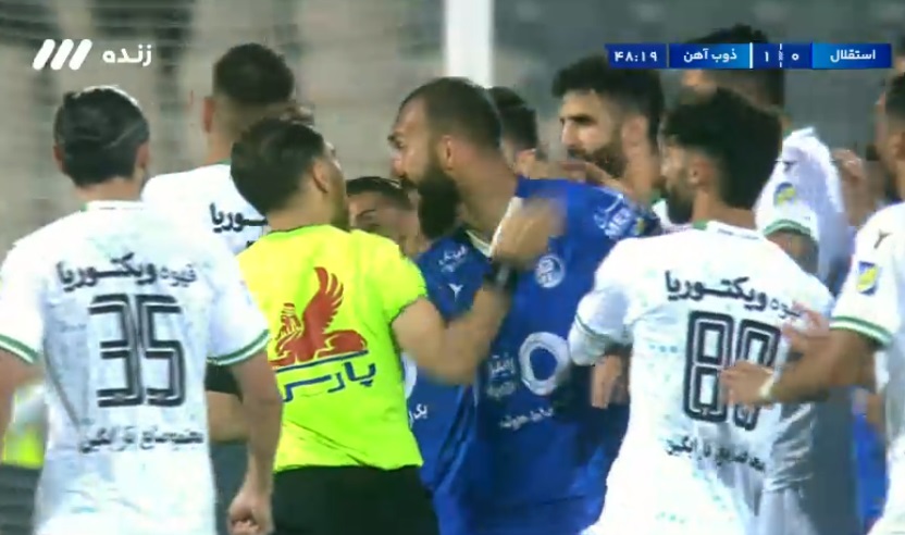گزارش زنده: استقلال ۰ - ۱ ذوب‌آهن/ گل مردود و جنجال!