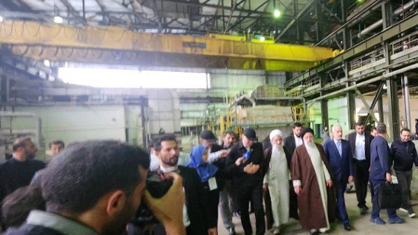 بازدید رئیسی از کارخانه صنایع چوب و کاغذ مازندران