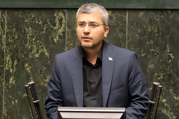 نماینده مجلس: واگذاری سهام استقلال به هلدینگ خلیج فارس قانونی نیست