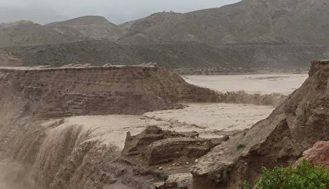۲ سد خاکی شکست؛ سیلاب در یک شهر خراسان جنوبی +ویدیو