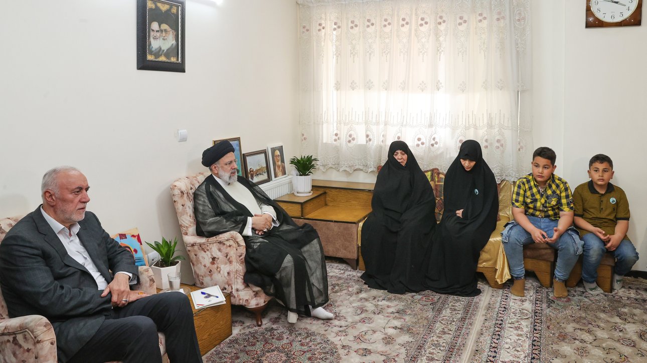 حضور رئیسی در منزل یک شهید
