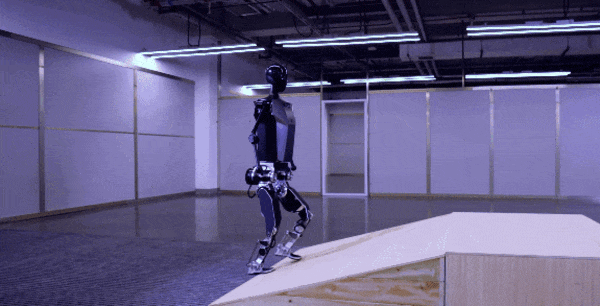 اولین ربات انسان‌نمای تمام‌الکتریکی را ببینید