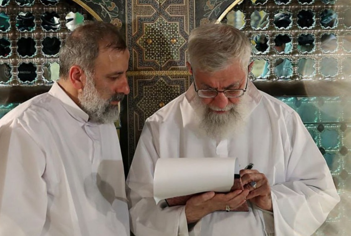 رهبر انقلاب بر پیکر رئیس‌جمهور شهید نماز اقامه می‌کنند