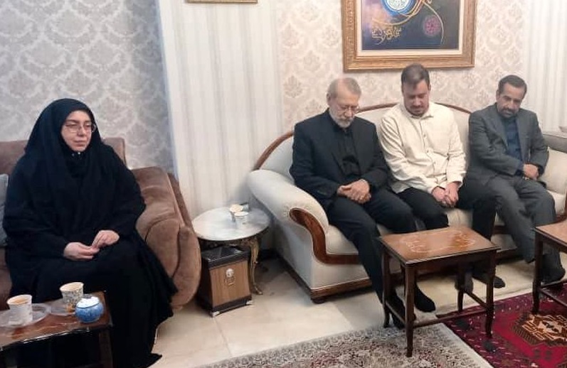 حضور لاریجانی در منزل شهید امیرعبداللهیان