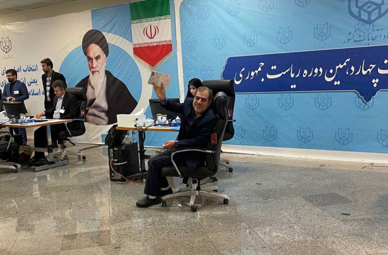 ثبت‌نام انتخابات ریاست جمهوری؛ زاکانی به مرخصی می‌رود/ حضور احمدی‌نژاد +عکس