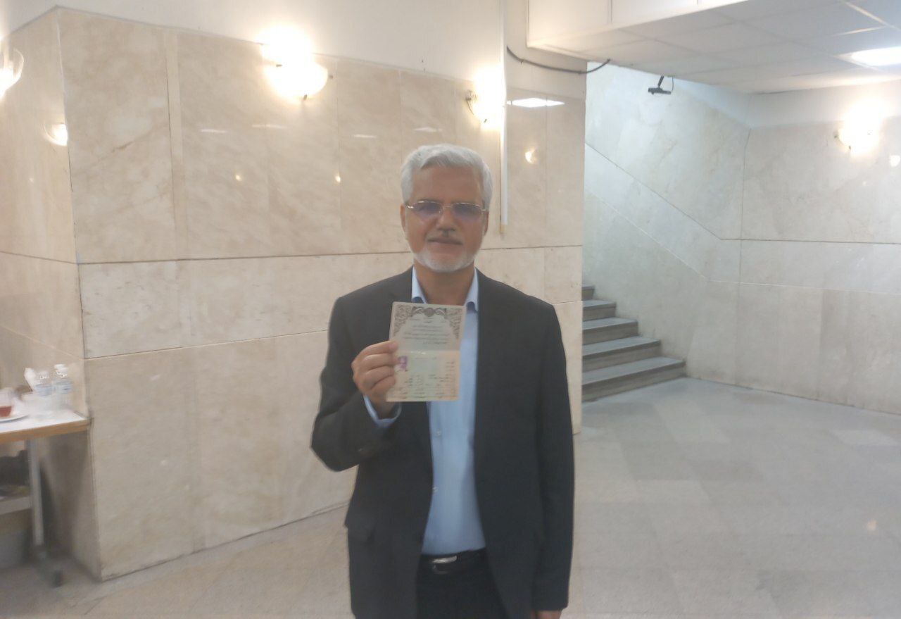 ثبت‌نام انتخابات ریاست جمهوری؛ احمدی‌نژاد وارد شد +عکس و ویدیو