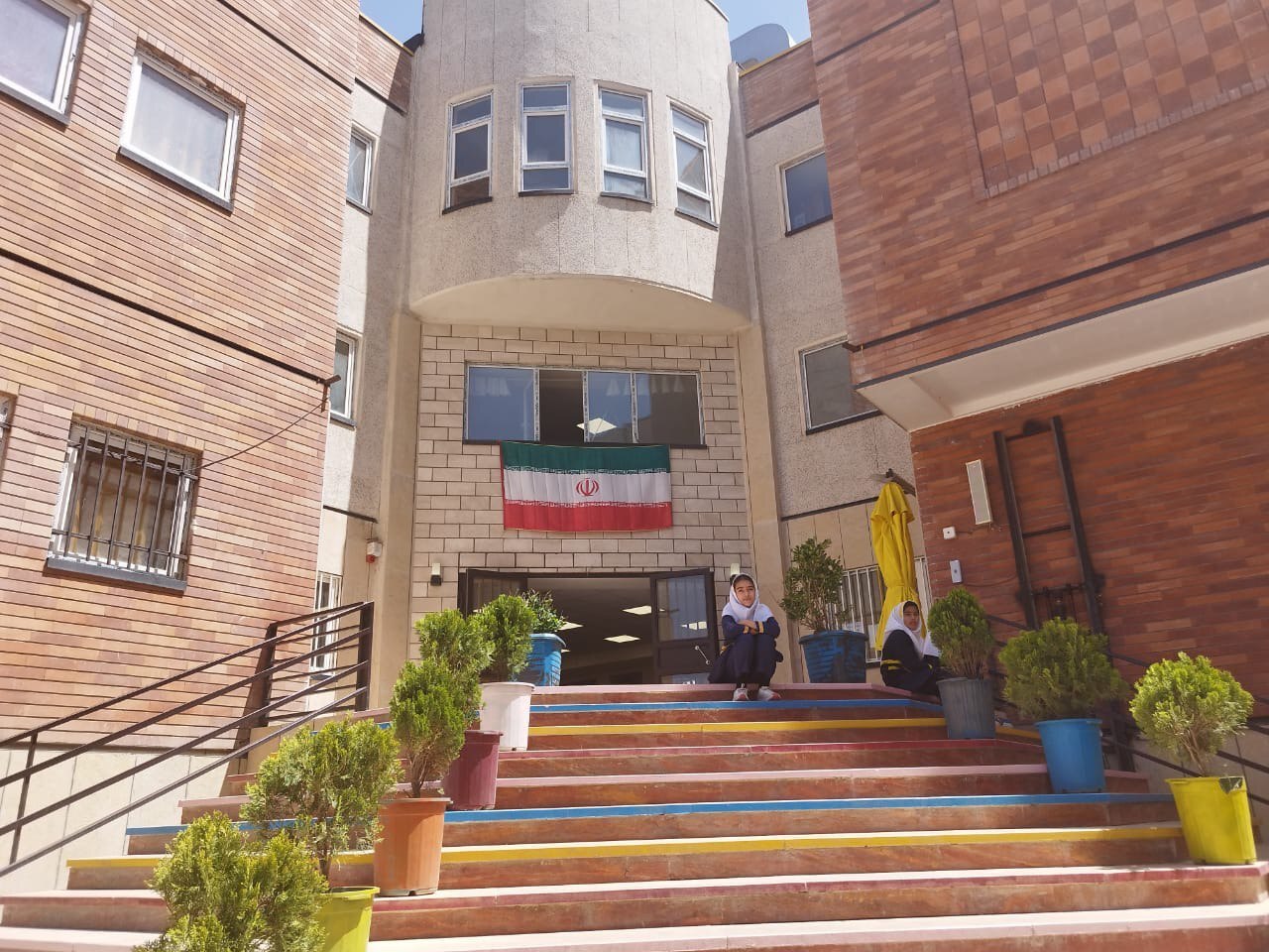 بازدید مدیر عامل موسسه خیریه نیک گامان جمشید از مدرسه‌ی ۱۵ کلاسه‌ی نوساز در شهرستان قرچک
