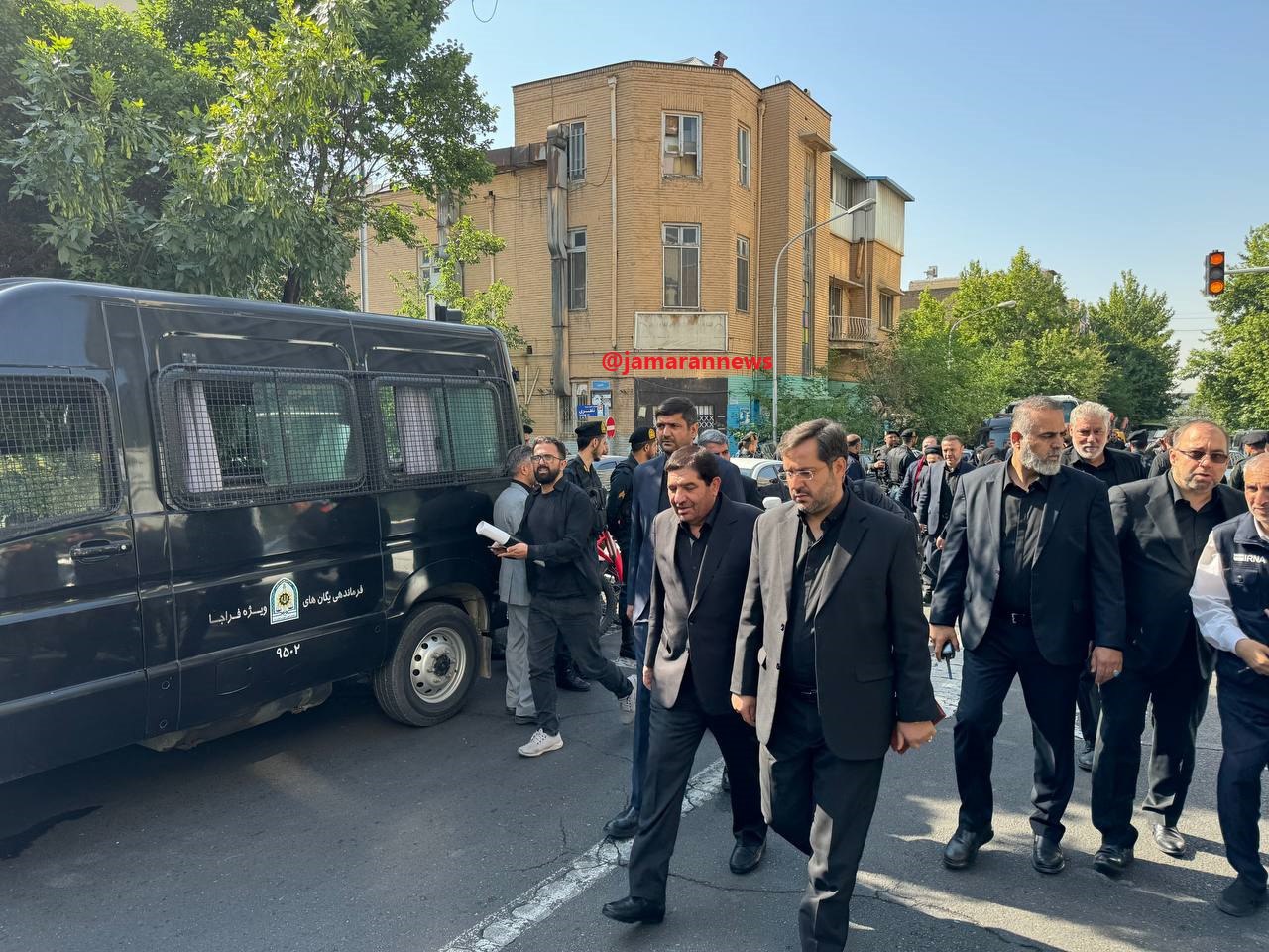 مراسم وداع تهرانی‌ها با رئیس‌جمهور شهید و همراهانش/ پیکر‌های شهدا وارد محل برگزاری نماز شد +ویدیو