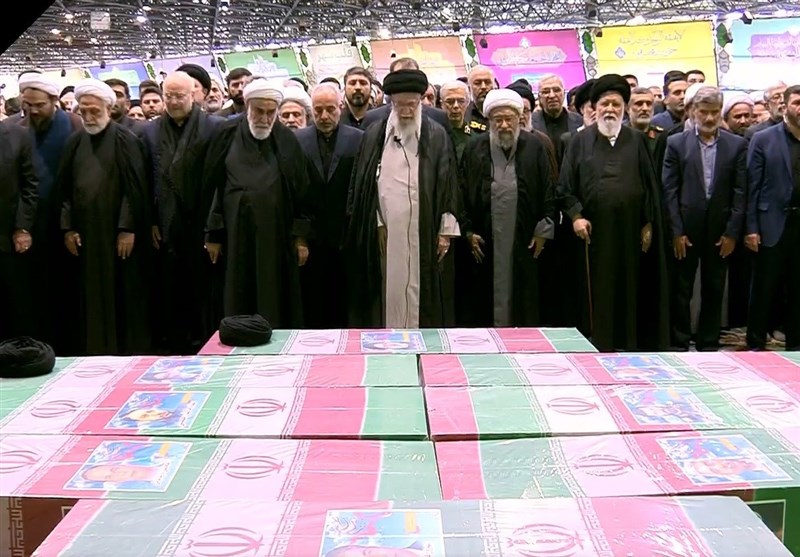 اقامه نماز رهبر انقلاب بر پیکر شهید رئیسی و همراهان