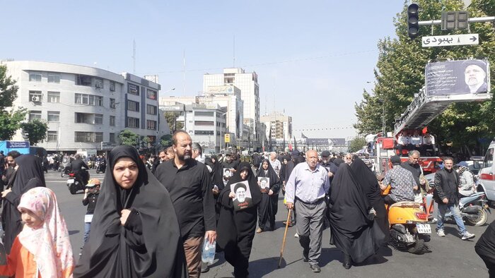 زنان گریان مراسم تشییع پیکر رییس جمهور