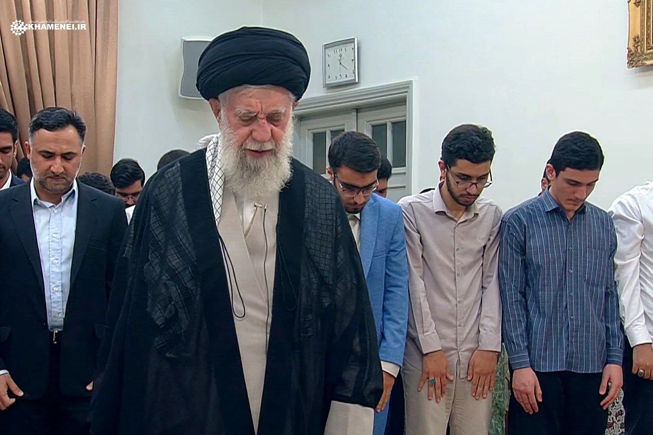 دیدار جمعی از نخبگان با رهبر انقلاب و اقامه نماز +ویدیو